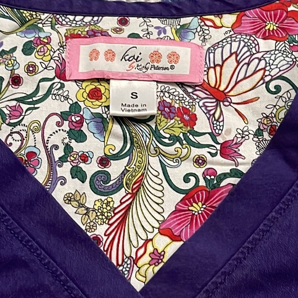💰3 items for $25 🏷 Koi by Kathy Peterson Purple Katelyn Mock Wrap Top sz Small - Picture 5 of 8